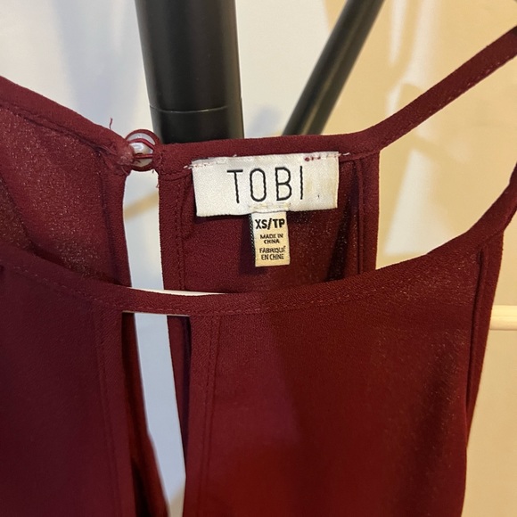Tobi maroon chiffon top with shoulder cutouts sz XS - Picture 4 of 12